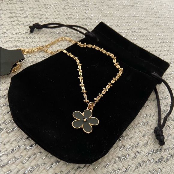 NWT! Beautiful chain necklace with black enamel flower pendant - Picture 4 of 10